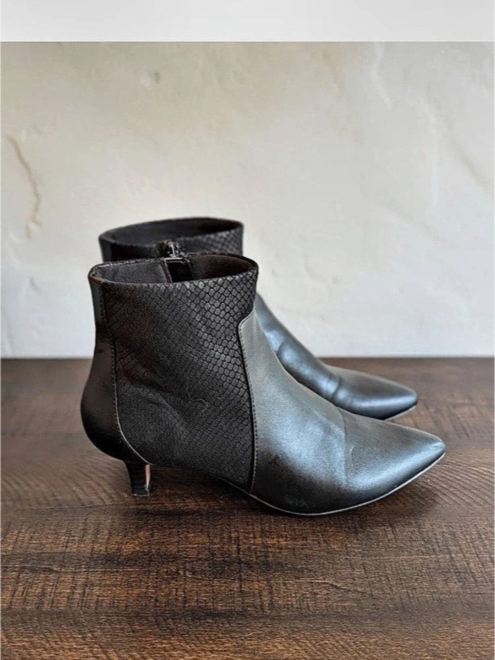 Comfort Collection by Clarks Pointed Toe Snakeskin middle Ankle Boots in Black